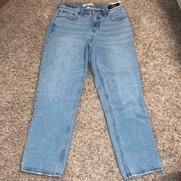 Abercrombie and Fitch NWT Mid Rise 90s Straight Jean curve love sz 29 - Picture 1 of 7